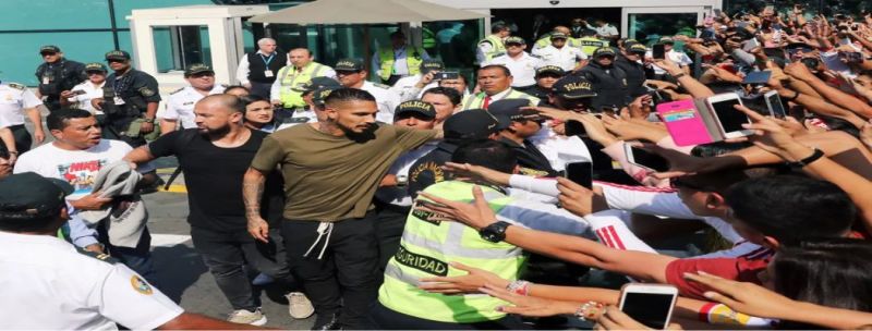 Recebido por dezenas de torcedores em Lima, Guerrero critica Federação e hotel